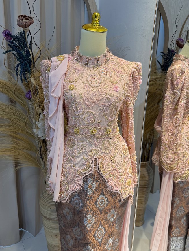 Putri Senja Kebaya