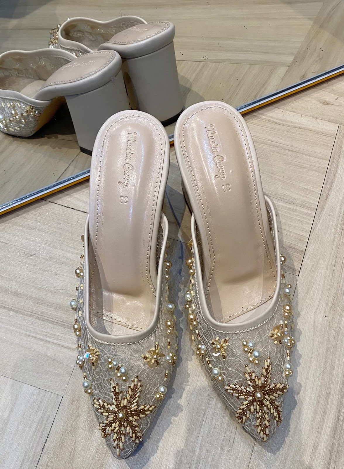 Heels Cream (sz 38)