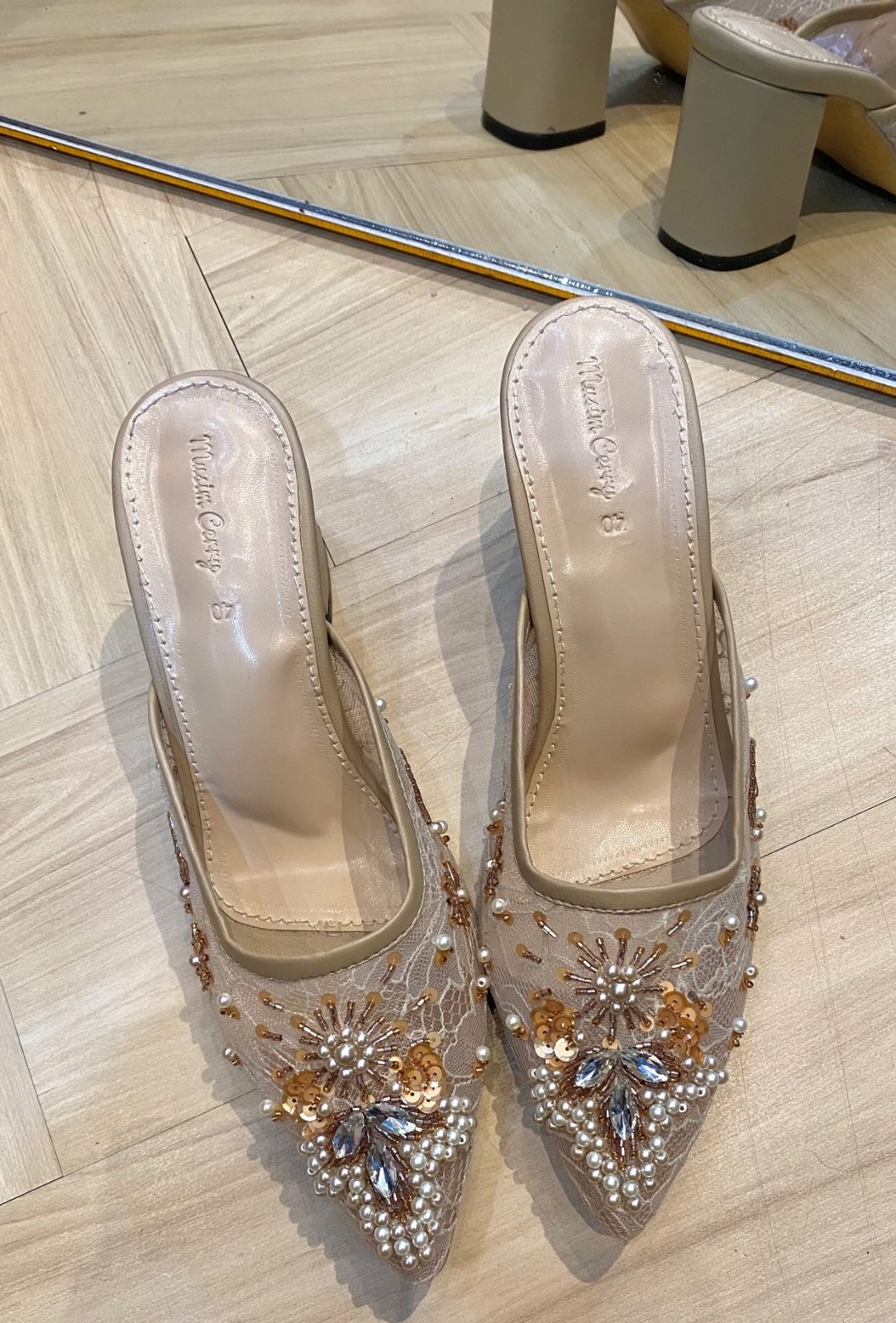 Heels Cream (sz 40)